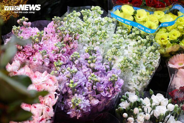 Bên cạnh đó, nhiều loại hoa khác như mao lương, cánh bướm, thanh liễu, mẫu đơn cũng được bán phổ biến tại chợ với mức giá dao động từ 120.000 đến 200.000 đồng mỗi bó.