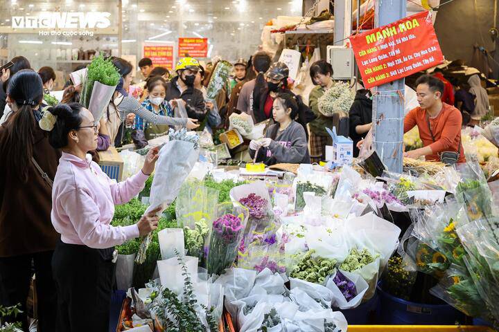 Nhiều bạn trẻ cho biết đã tranh thủ đi mua hoa sớm từ vài ngày nay để tránh cảnh đông đúc trong ngày 8/3 và có thể chọn được sản phẩm với mức giá dễ chịu hơn.