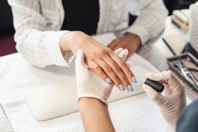 Gội đầu dưỡng sinh, làm nails,... là những dịch vụ chăm sóc cơ thể kết hợp thư giãn lại không tốn quá nhiều chi phí.