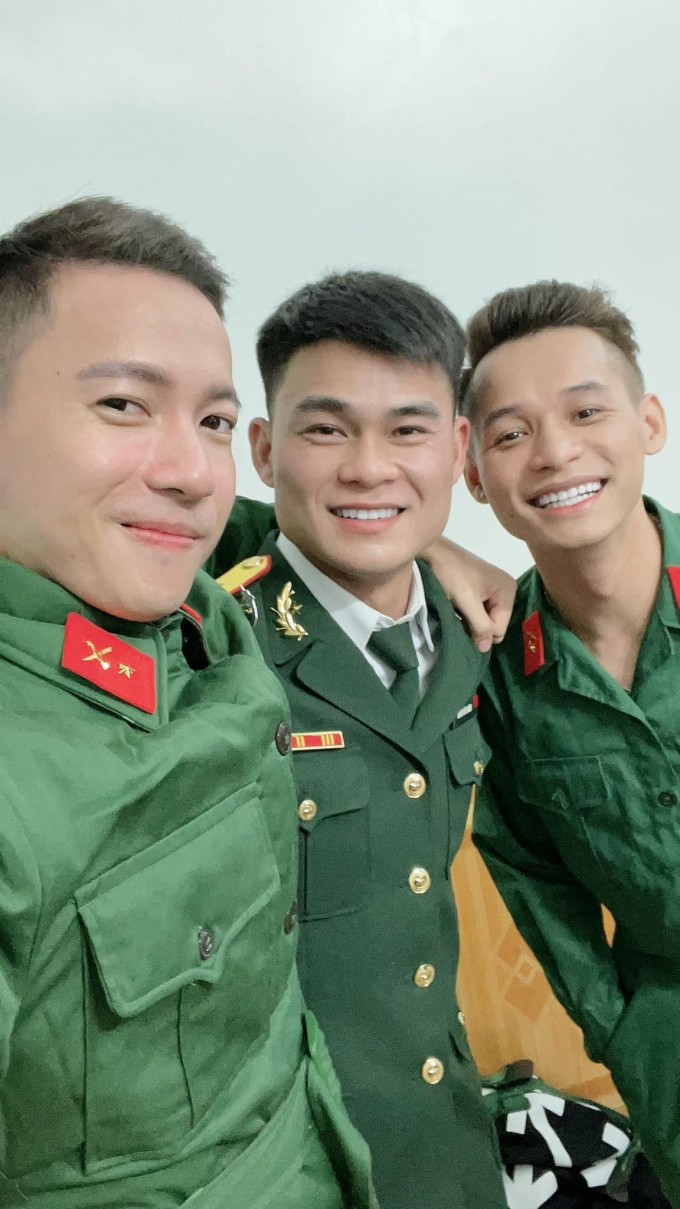 Văn Cương bên ST Sơn Thạch và Độ Mixi tại 'Sao nhập ngũ 2022'.