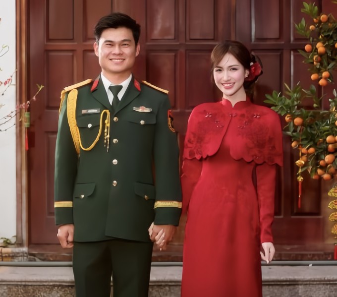 Hòa Minzy bên bạn trai quân nhân dịp Tết Bính Ngọ.