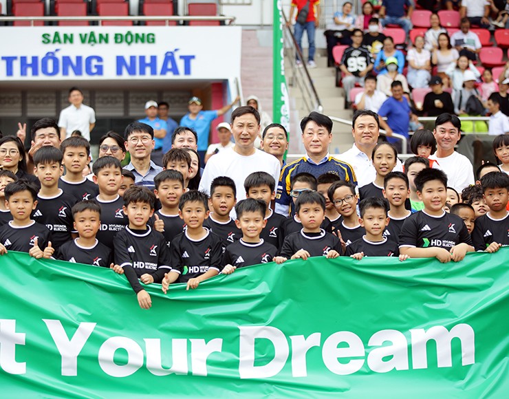 HLV Kim Sang Sik “gây sốt” ở TP.HCM, cầu thủ nhí vây kín xin chụp ảnh - 4