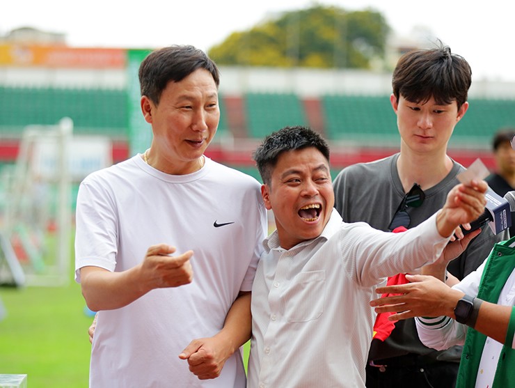 HLV Kim Sang Sik “gây sốt” ở TP.HCM, cầu thủ nhí vây kín xin chụp ảnh - 8