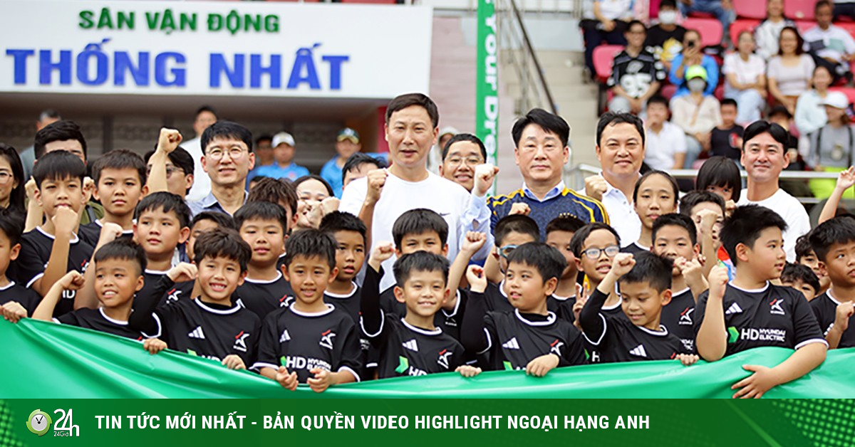 HLV Kim Sang Sik “gây sốt” ở TP.HCM, cầu thủ nhí vây kín xin chụp ảnh