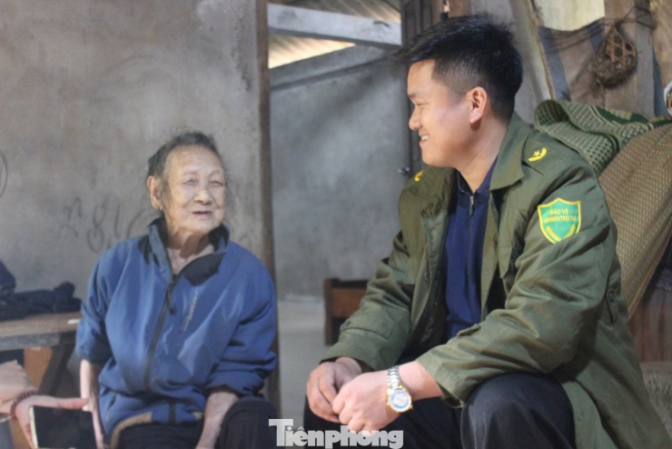 Trưởng khu Mùa A Cáng là người phiên dịch mỗi khi có khách tới thăm cụ Mai.