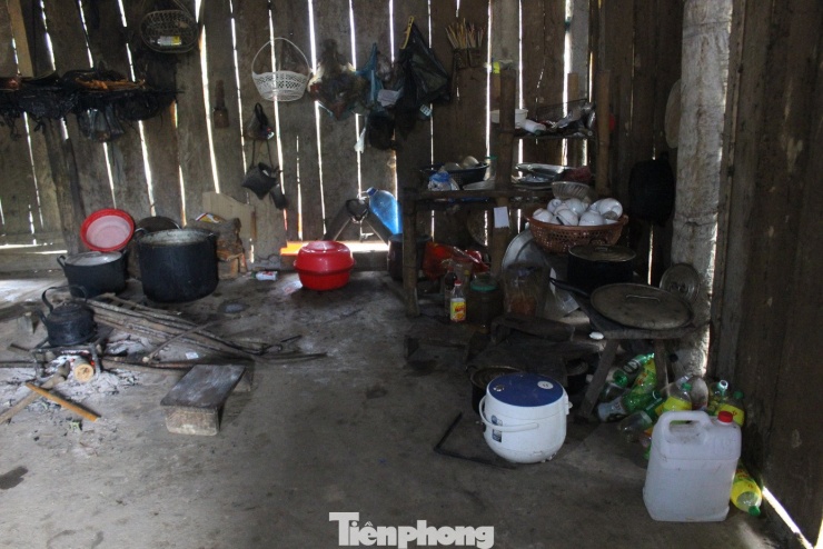 Vật dụng bên trong căn bếp nhà cụ Mai.