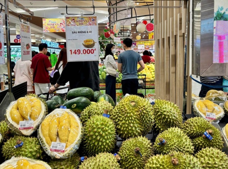 Cơm sầu riêng tại một số siêu thị chạm mốc gần 600.000 đồng/kg. Ảnh: Nguyễn Phương