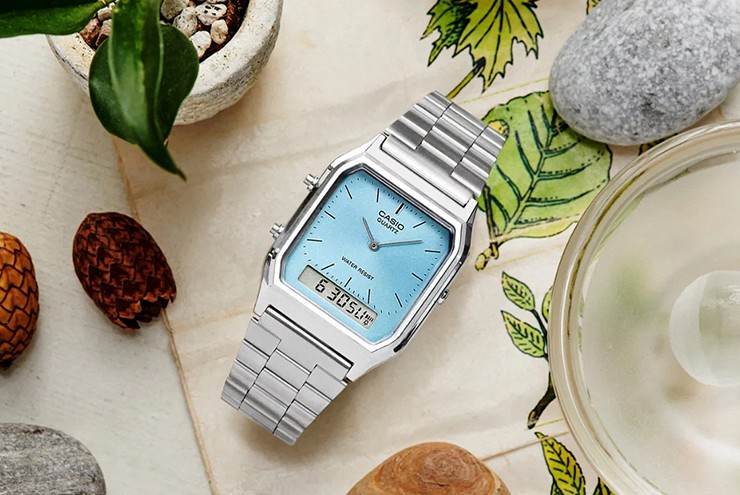 Casio AQ230A-2A1M gây ấn tượng với mặt số xanh băng giá.