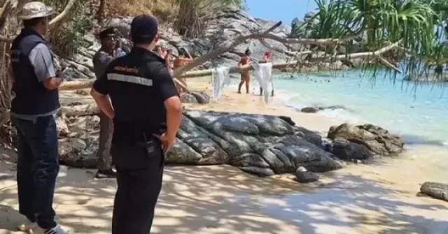 Bãi biển Thái Lan náo động vì khách Tây tắm khỏa thân