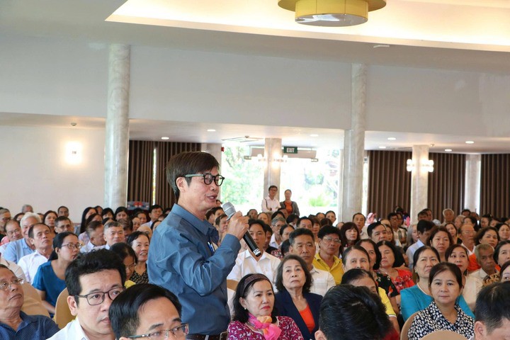 Cử tri đặt c&acirc;u hỏi cho ứng cử vi&ecirc;n.