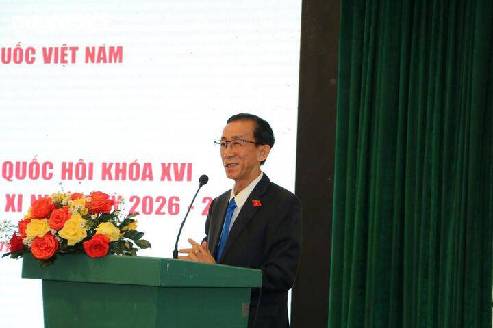 Ứng cử vi&ecirc;n - PGS.TS Trần Ho&agrave;ng Ng&acirc;n - Chủ tịch Hội đồng Tư vấn đột ph&aacute; ph&aacute;t triển trường Đại học S&agrave;i G&ograve;n tiếp x&uacute;c cử tri bầu cử.