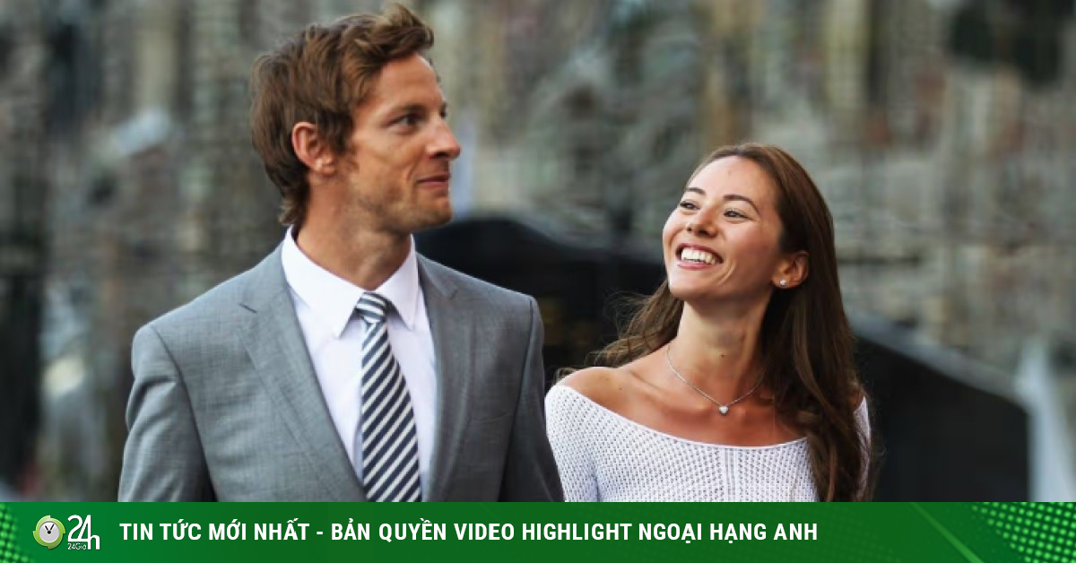 Sao tốc độ vô địch đua xe, "thân mật" với người mẫu nội y ngay tại văn phòng