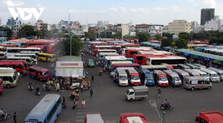 Doanh nghiệp vận tải vẫn giữ nguyên giá vé đồng thời tìm các giải pháp tiết giảm chi phí để duy trì hoạt động trước bối cảnh giá xăng, dầu tăng rất cao