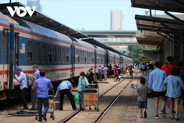 Giá xăng dầu tăng cao, ảnh hưởng trực tiếp đến hoạt động vận tải, đường sắt.