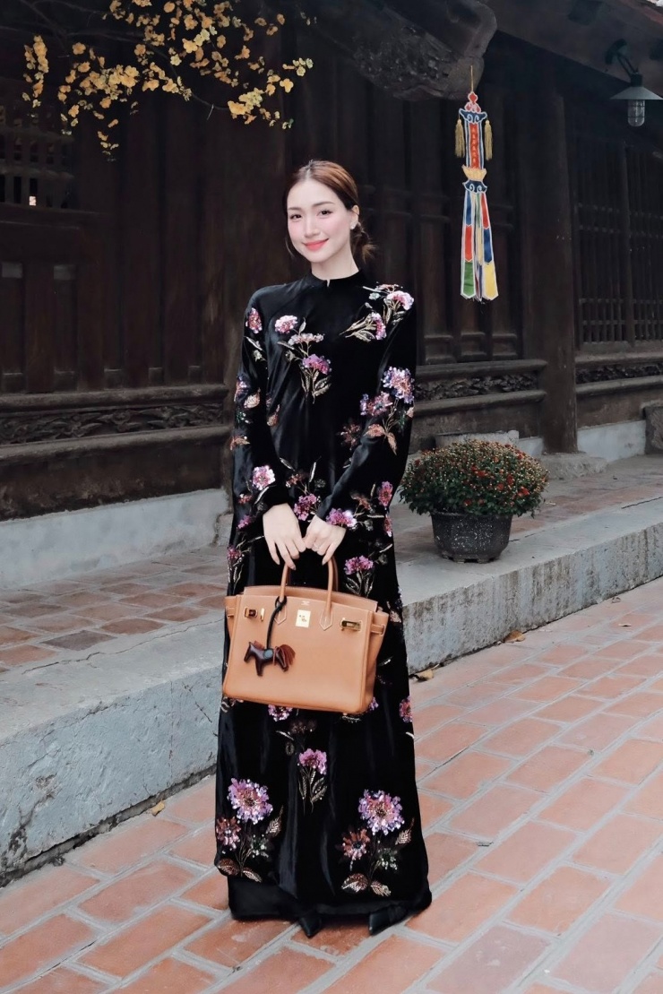Dịp Tết 2026, Hòa Minzy diện áo dài phối cùng túi xách Hermes Birkin size 30 màu gold. Thiết kế có giá trên thị trường khoảng 600-700 triệu đồng, được ca sĩ lần đầu khoe với công chúng.