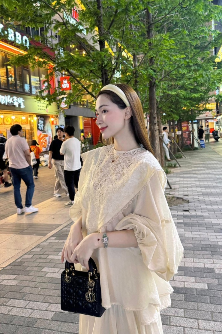 Thiết kế Lady Dior màu đen cơ bản giá khoảng 150 triệu đồng là một trong những món phụ kiện Hòa Minzy thường sử dụng, cả khi dạo phố và đi sự kiện.