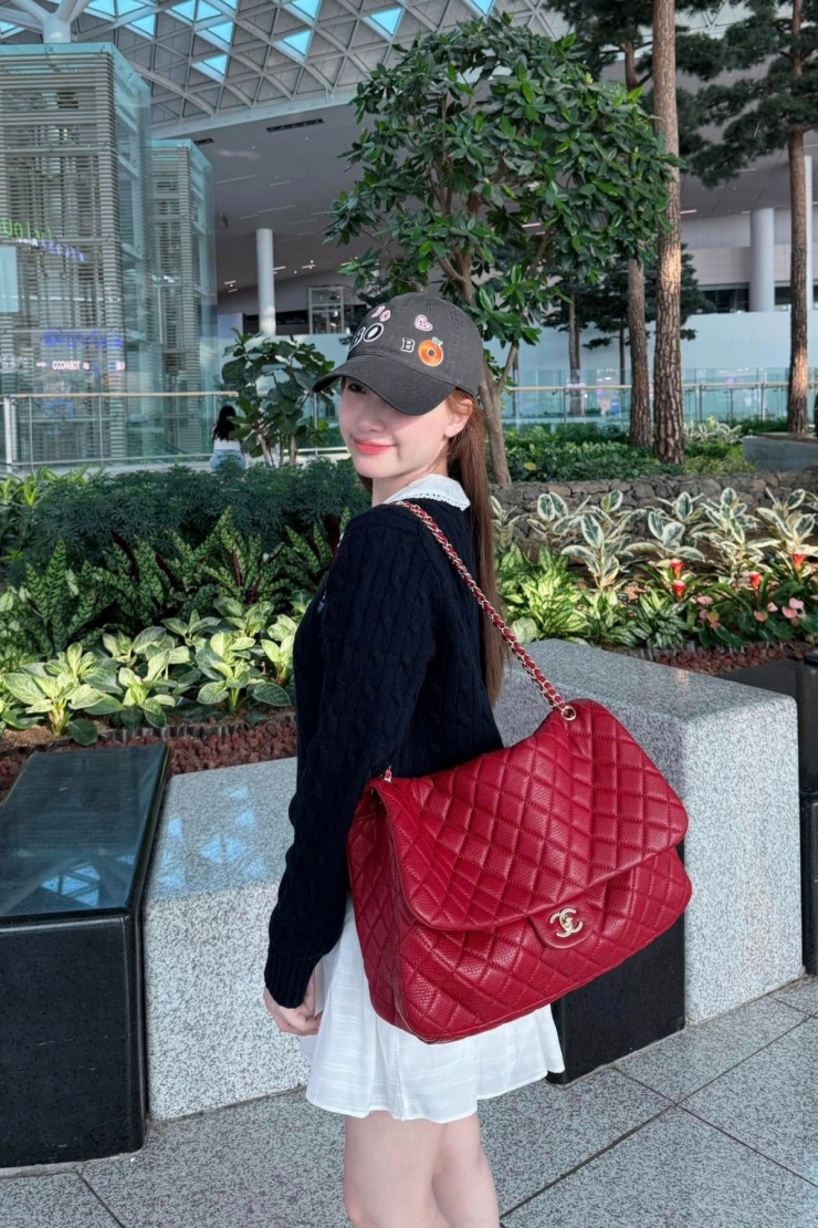 Người đẹp còn vài lần sử dụng mẫu túi Chanel cỡ đại màu đỏ, thích hợp với những chuyến du lịch, ra sân bay.