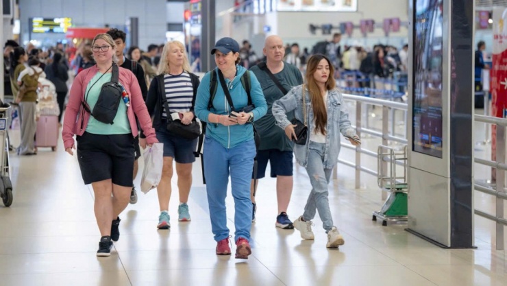 Cục Hàng không Việt Nam tiếp tục phối hợp với các hãng bay nước ngoài đi, đến Việt Nam tăng tần suất khai thác để hỗ trợ khách có nhu cầu đi lại bị ảnh hưởng bởi tình hình xung đột Trung Đông.