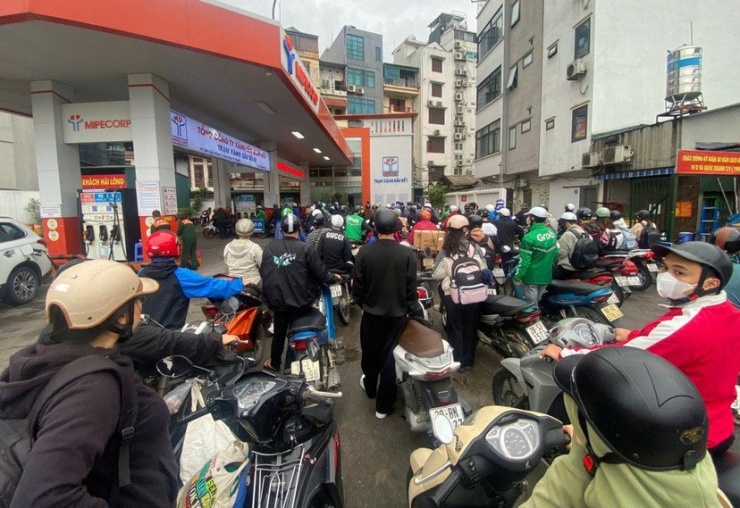 Người d&acirc;n H&agrave; Nội xếp h&agrave;ng d&agrave;i mua xăng dầu, chiều 9-3