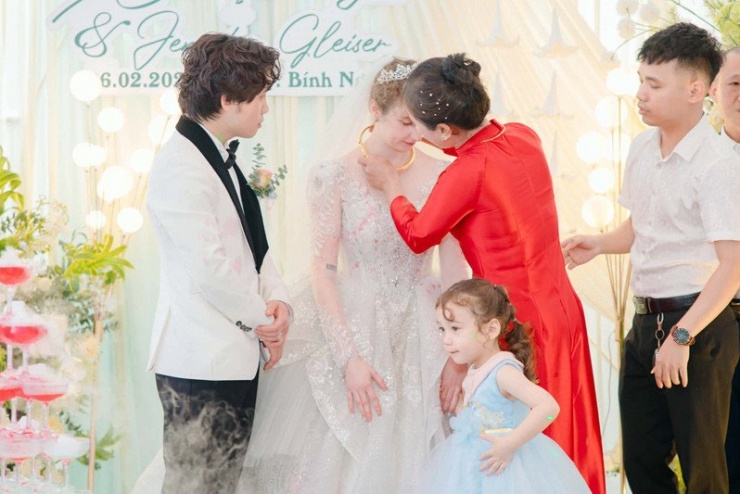 Jennifer nhận được những món quà cưới giá trị từ nhà chồng 