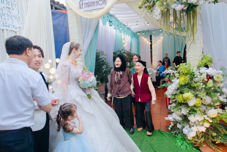 Cô dâu Đức vui vẻ tiếp đón xóm làng đến tham dự lễ cưới 