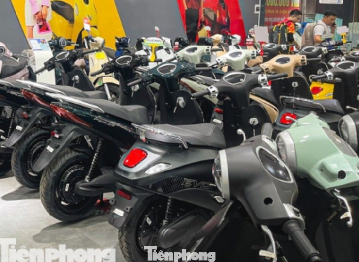 "Khách hàng hiện nay quan tâm đến xe điện nhiều hơn hẳn để tối ưu hóa chi phí đi lại trong bối cảnh giá xăng liên tục tăng cao. Bên cạnh đó, các thông tin về lộ trình hạn chế xe máy vào khu vực nội đô cũng khiến nhiều người chủ động chuyển đổi sang xe điện sớm hơn. Đặc biệt trong dịp mùng 8/3 vừa qua, lượng khách mua xe làm quà tặng cho người thân tăng đột biến, trung bình mỗi ngày cửa hàng bán thêm được gần chục chiếc so với trước đó", anh Tuấn chia sẻ.
