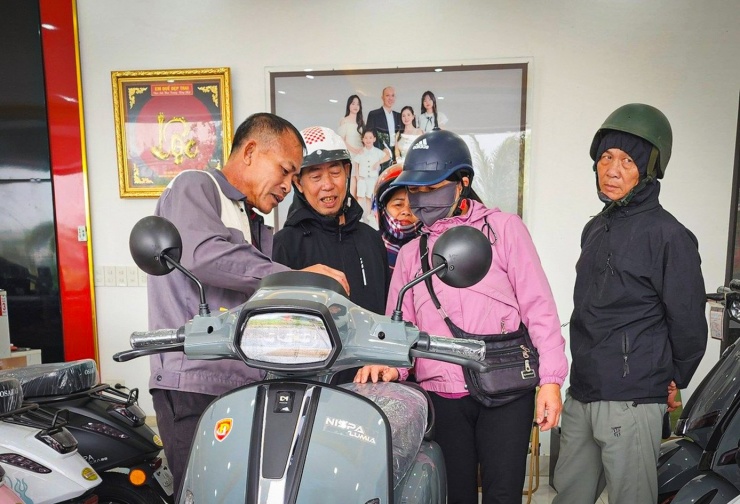 "Nhiều người sử dụng tôi thấy cũng khá an toàn mà chi phí đi lại giảm đáng kể. Chưa kể xe điện không mất tiền thay nhớt, bảo dưỡng máy... nên đây là lựa chọn tối ưu vì chưa biết khi nào giá xăng mới giảm".