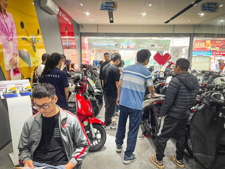 Ghi nhận tại một cơ sở kinh doanh xe điện trên địa bàn phường Xuân Đỉnh (Hà Nội), không khí mua sắm những ngày này trở nên nhộn nhịp lạ thường. Anh Lê Anh Tuấn - nhân viên bán hàng tại đây - cho biết, doanh số của cửa hàng đã tăng vọt từ 2 đến 3 lần so với ngày thường trong gần một tuần nay.