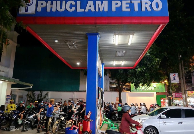 Người d&acirc;n xếp th&agrave;nh nhiều h&agrave;ng d&agrave;i tại c&acirc;y xăng tr&ecirc;n đường Phạm Văn Chi&ecirc;u, phường An Hội T&acirc;y (TP HCM l&uacute;c 20h tối 9/3. Ảnh: Thi H&agrave;