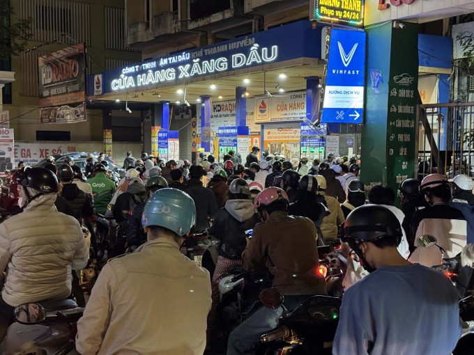 Xếp h&agrave;ng mua xăng tại cửa h&agrave;ng tr&ecirc;n phố Trần Ph&uacute;, H&agrave; Đ&ocirc;ng, H&agrave; Nội tối 9/3. Ảnh: Thanh Hải