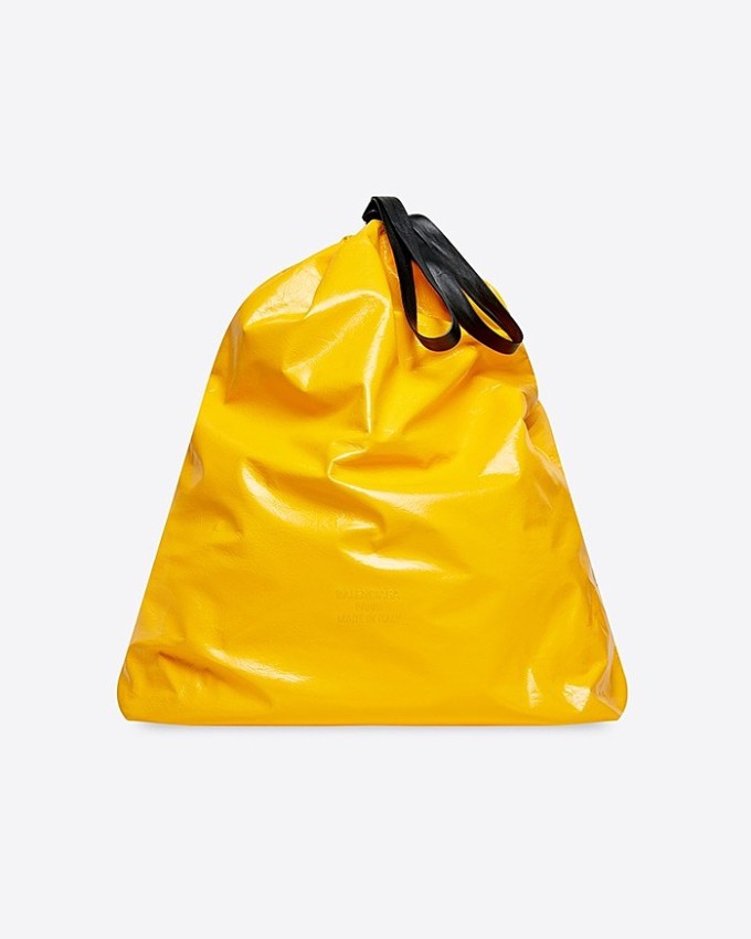 Mẫu Trash Bag của Balenciaga thực tế làm bằng da, kiểu dáng lấy cảm hứng từ túi đựng rác.