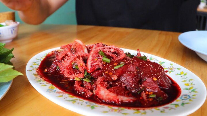 Nhiều người Thái Lan yêu thích thưởng thức cả huyết khi dùng bữa. (Ảnh: Mắc Ơi)