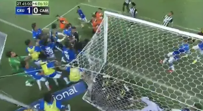 Cảnh hỗn loạn chưa từng có ở bóng đá Brazil vốn đầy ắp bạo lực