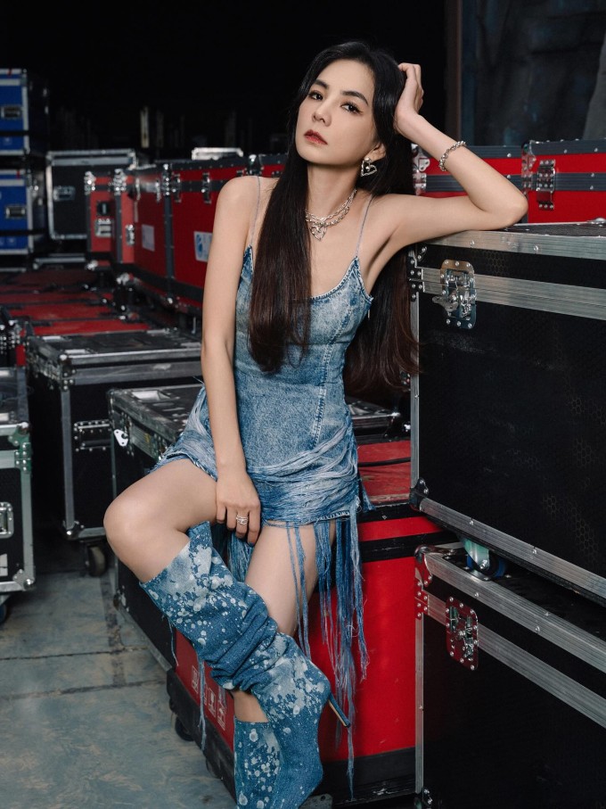 Sắc vóc Ella ở tuổi tứ tuần.