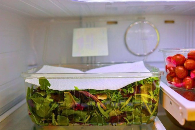 Nếu lượng rau nhiều, nên đặt giấy ăn cả dưới đáy hộp lẫn phủ lên trên cùng để tăng khả năng hút ẩm. Ngoài ra, cũng có thể đặt giấy ăn ở giữa lớp rau.