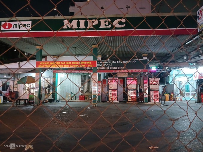 Một cây xăng trên đường Phạm Văn Chiêu đóng cửa sớm hơn mọi ngày, dán thông báo hết dầu, tối 9/3. Ảnh: Thi Hà