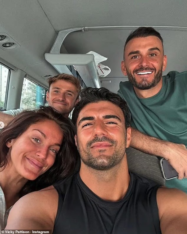 Vicky Pattison cùng bạn bè trên chuyến xe 11 tiếng rời Dubai.