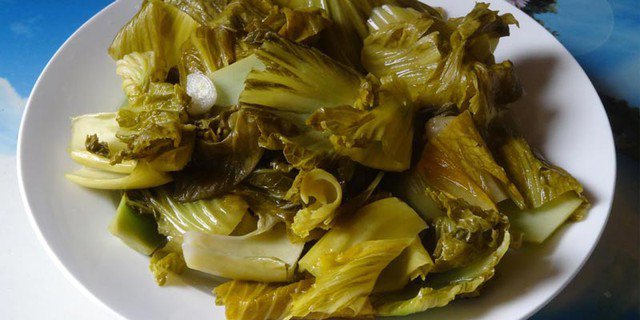 Dưa muối dù có độ mặn cao, nhưng nếu quá trình lên men bị gián đoạn hoặc nhiễm tạp khuẩn, vi sinh vật có hại vẫn phát triển.