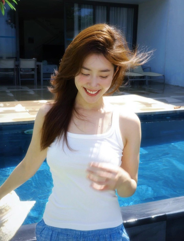 Thúy Ngân đặt chân vào showbiz khi giành danh hiệu Hoa khôi Mỹ Tho 2009. Sau đó, người đẹp tiếp tục thi 3 cuộc thi khác gồm Nữ hoàng Trang sức Việt Nam 2009, Hoa hậu Việt Nam 2010 và Nữ hoàng Du lịch Quốc tế 2011. Tuy nhiên cô chưa thể chạm tay đến danh hiệu cao nhất.