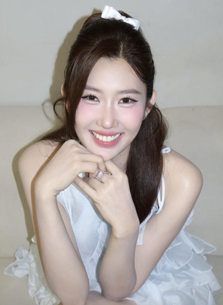 Kết thúc hành trình thi nhan sắc, Thúy Ngân quyết định chuyển hướng sang diễn xuất. Vai diễn cô nàng đỏng đảnh Hân trong "Gạo nếp gạo tẻ" giúp tên tuổi của Thúy Ngân bứt phá, trở thành cái tên được nhiều người yêu mến.