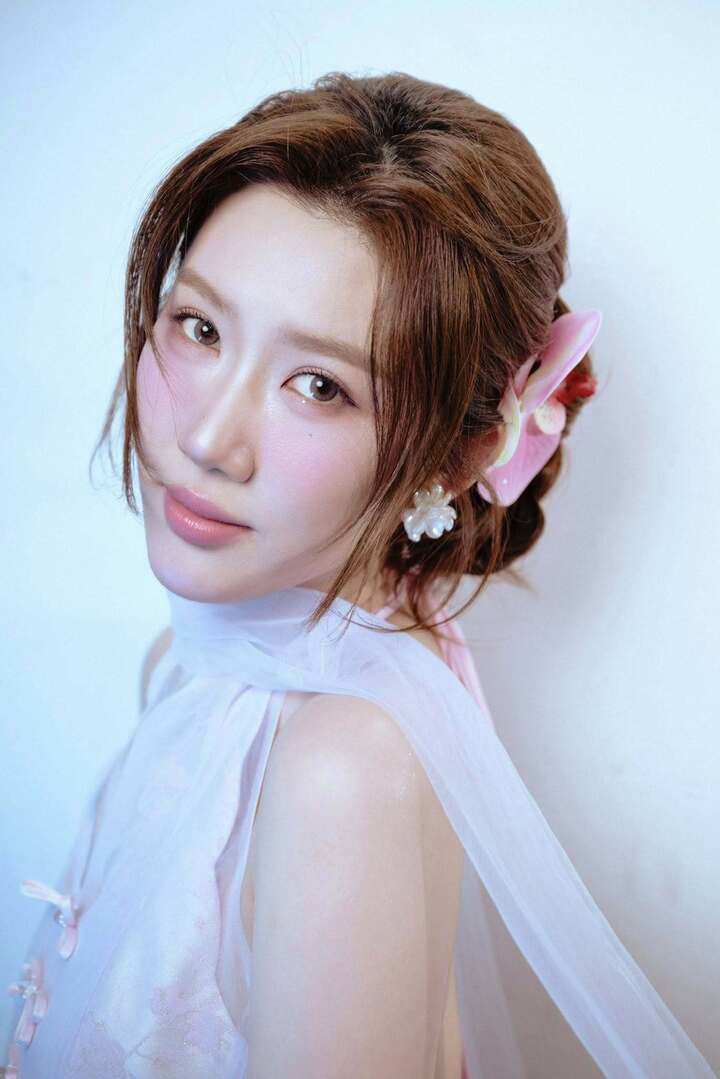 "Hãy cứ đi, hãy cứ ở, hãy cứ làm bất cứ điều gì bạn thích. Vì ngày của hôm qua vốn dĩ không trở lại được. Tôi luôn cho phép mình sống hết mình, sống trọn vẹn với mọi niềm vui hay nỗi buồn. Vì hết mình thì sẽ không hối tiếc", Thúy Ngân chia sẻ.