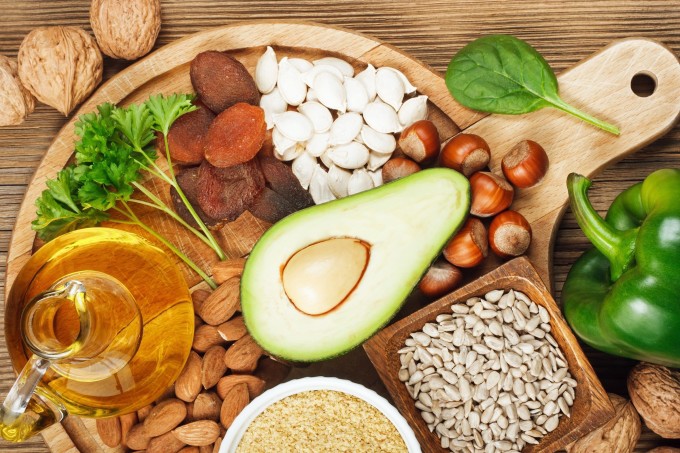 Vitamin E giúp dưỡng ẩm, tăng độ đàn hồi cho da, hạn chế hình thành nếp nhăn.
