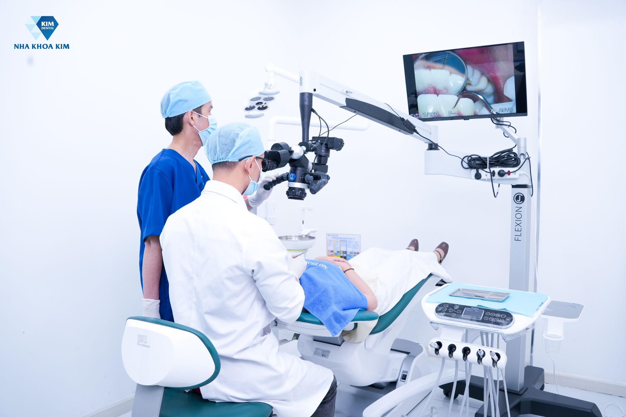 Bác sĩ Nha Khoa Kim thực hiện bọc răng sứ thẩm mỹ, kiểm soát đường hoàn tất bằng kính hiển vi nha khoa.