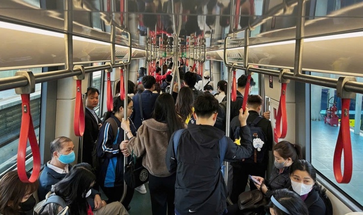 Lượng hành khách trên các tuyến metro Cát Linh – Hà Đông và Nhổn – Ga Hà Nội tăng cao hơn sau nhiều đợt điều chỉnh giá xăng dầu.