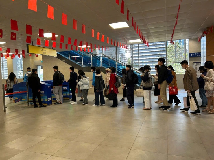 Người dân xếp hàng dài đi đường sắt đô thị Nhổn - Ga Hà Nội. 