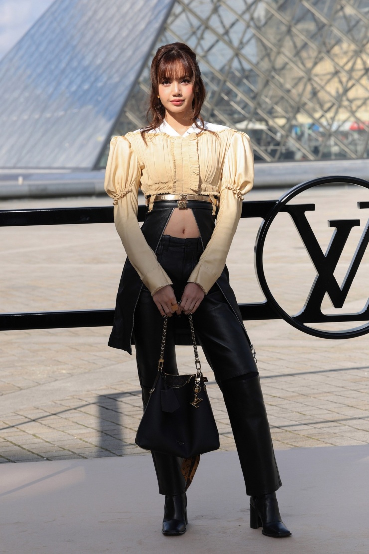 Cũng ngồi hàng ghế đầu show Louis Vuitton, Lisa nhóm Blackpink làm mới hình ảnh bằng mẫu áo pha trộn chất liệu và khoe eo phẳng lỳ.