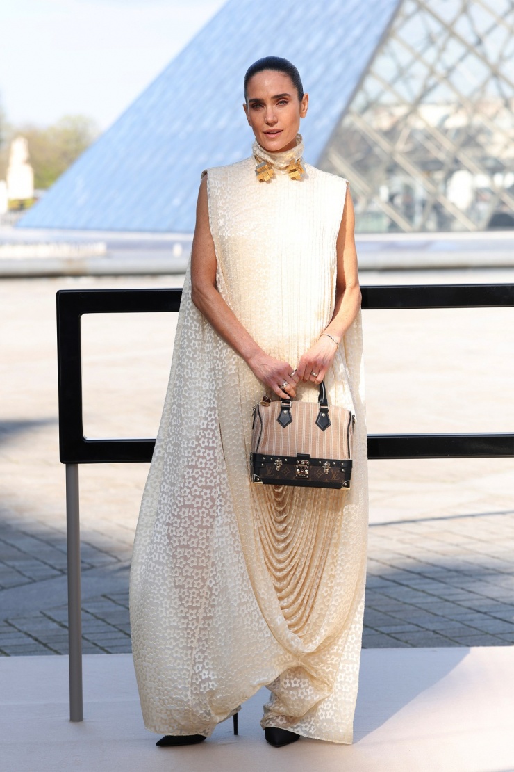 Maverick Jennifer Connelly giấu đường cong sau thiết kế xếp nếp cầu kỳ.