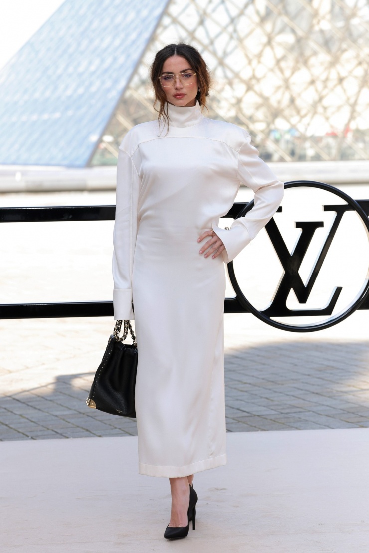 "Bond girl" Ana de Armas kín đáo hơn thường thấy.