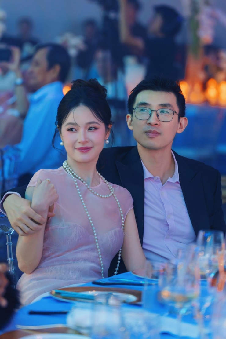 Nhiều khán giả nhận xét Midu và Minh Đạt như các cặp trong phim ngôn tình. 'Tổng tài và cô vợ bé nhỏ của anh ấy'; 'Vợ chồng trai tài gái sắc đẹp đôi quá, như phim luôn'; 'Thích cách ảnh diện áo hồng để chiều vợ'..., một số người hâm mộ bình luận.