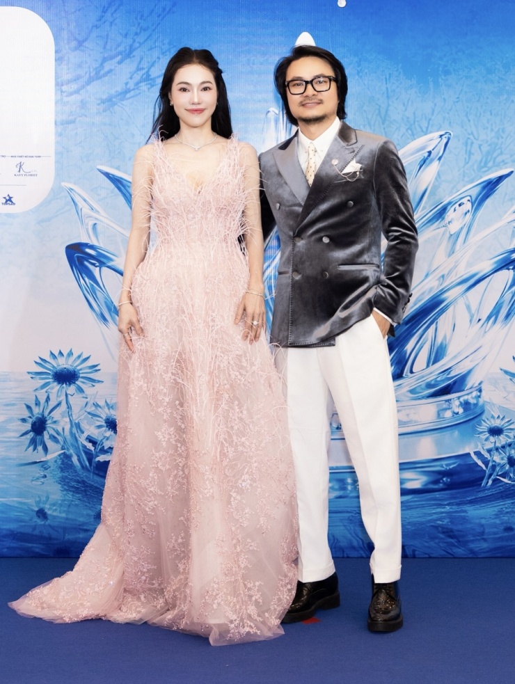 Buổi họp báo còn có sự tham dự của CEO Phạm Kim Dung và tổng đạo diễn Hoàng Nhật Nam. Ban tổ chức cho biết chất lượng thí sinh năm nay được đánh giá cao, nhiều gương mặt hội tụ tri thức, ngoại hình và tinh thần nhân ái - tiêu chí cốt lõi của cuộc thi.